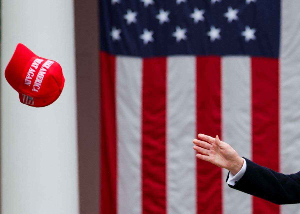 2025-04-02T213209Z_1209515914_RC2XPDA9HV4D_RTRMADP_3_USA-TRUMP-TARIFFS (1).jpg