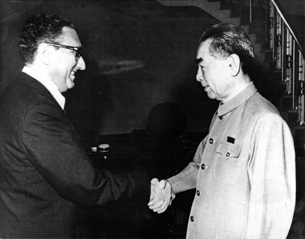من خلال دبلوماسية سرية معقدة توجت بزيارة كيسنجر إلى بكين عام 1971، مهد الطريق للانفتاح الأميركي على الصين (غيتي).jpg