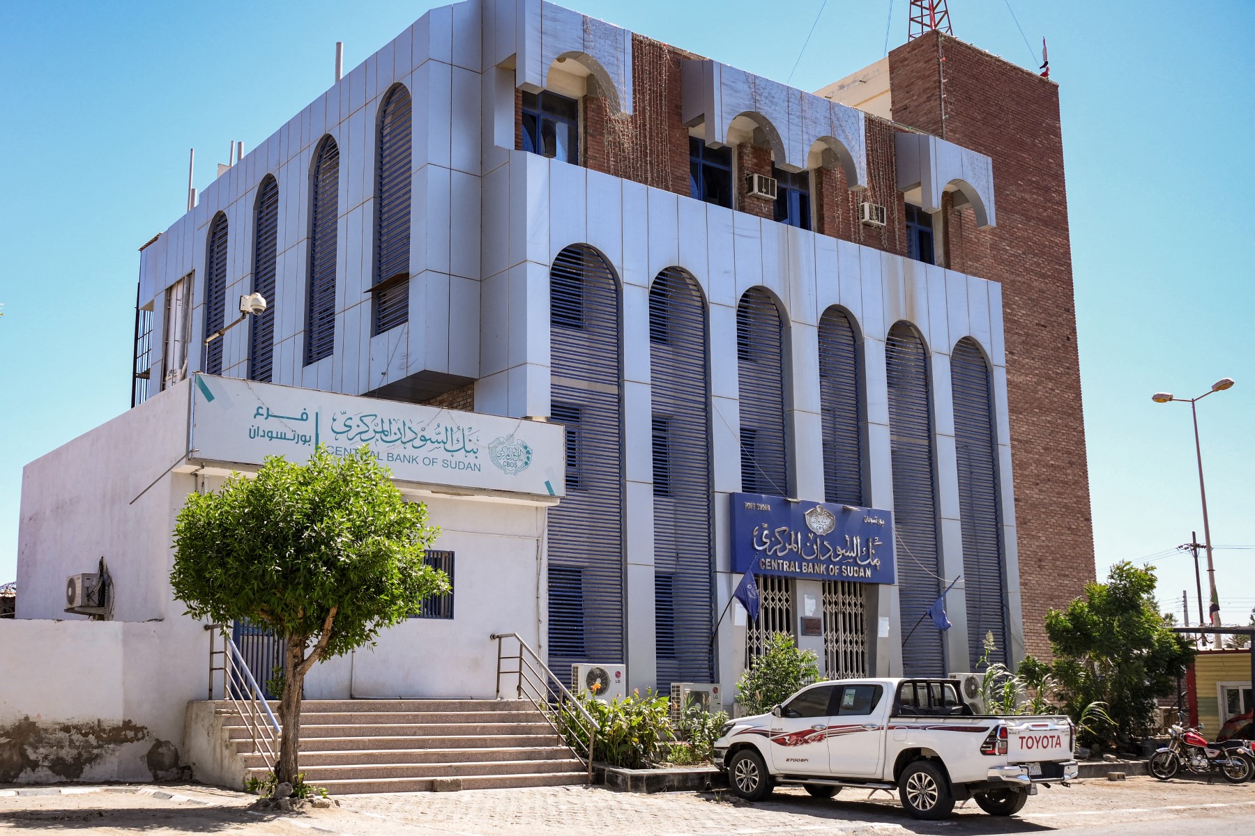AFP__20230418__33DF4MG__v3__MidRes__SudanConflictCentralBank.jpg