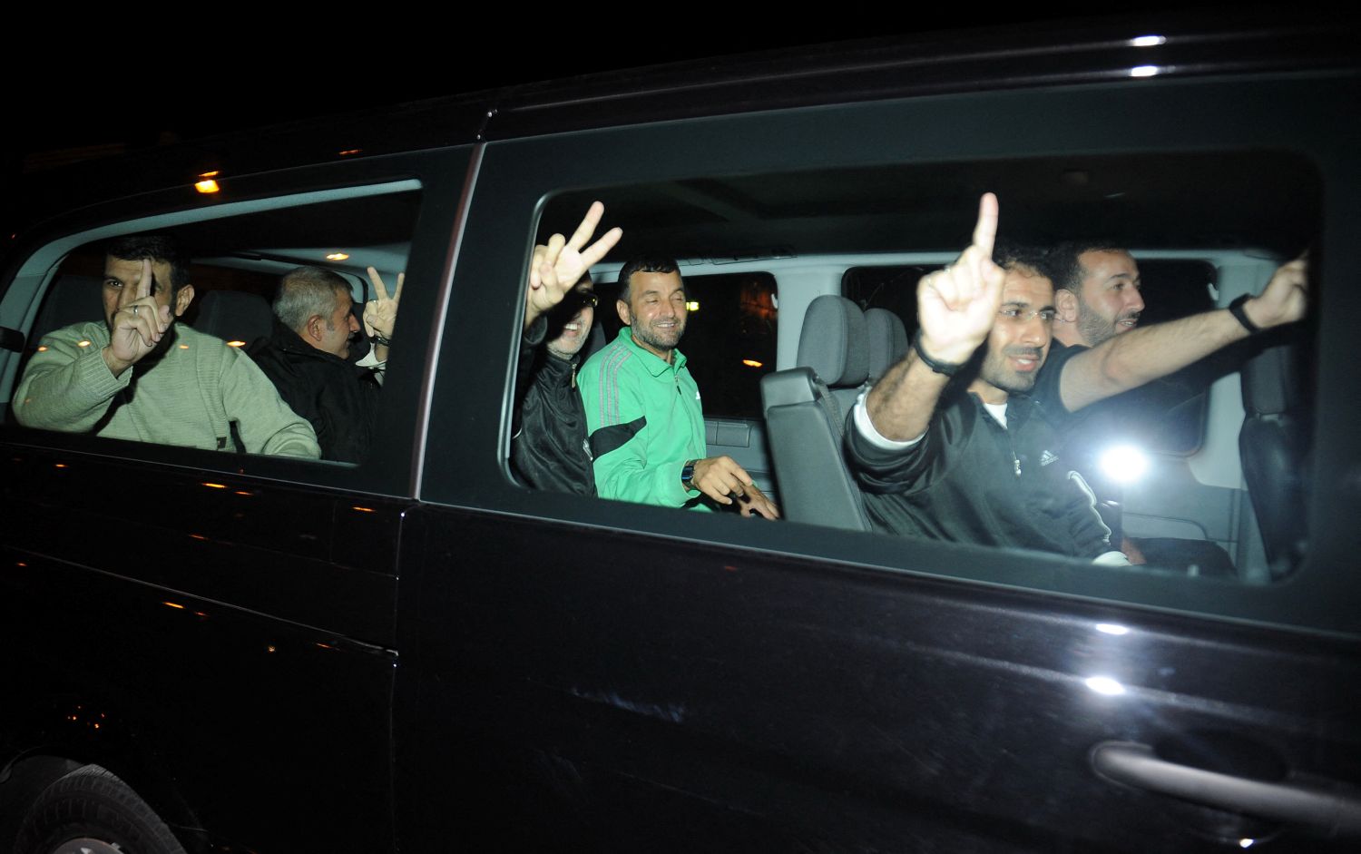 AFP__20111018__Par6595729__v2001__HighRes__TurkeyPalestiniansPrisonerArrival.jpg