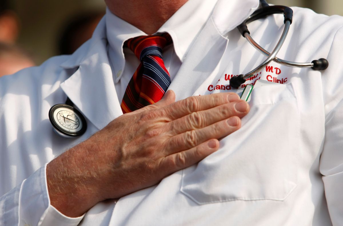 2009-11-05T120000Z_73140607_GM1E5B60DQX01_RTRMADP_3_USA-HEALTHCARE.JPG