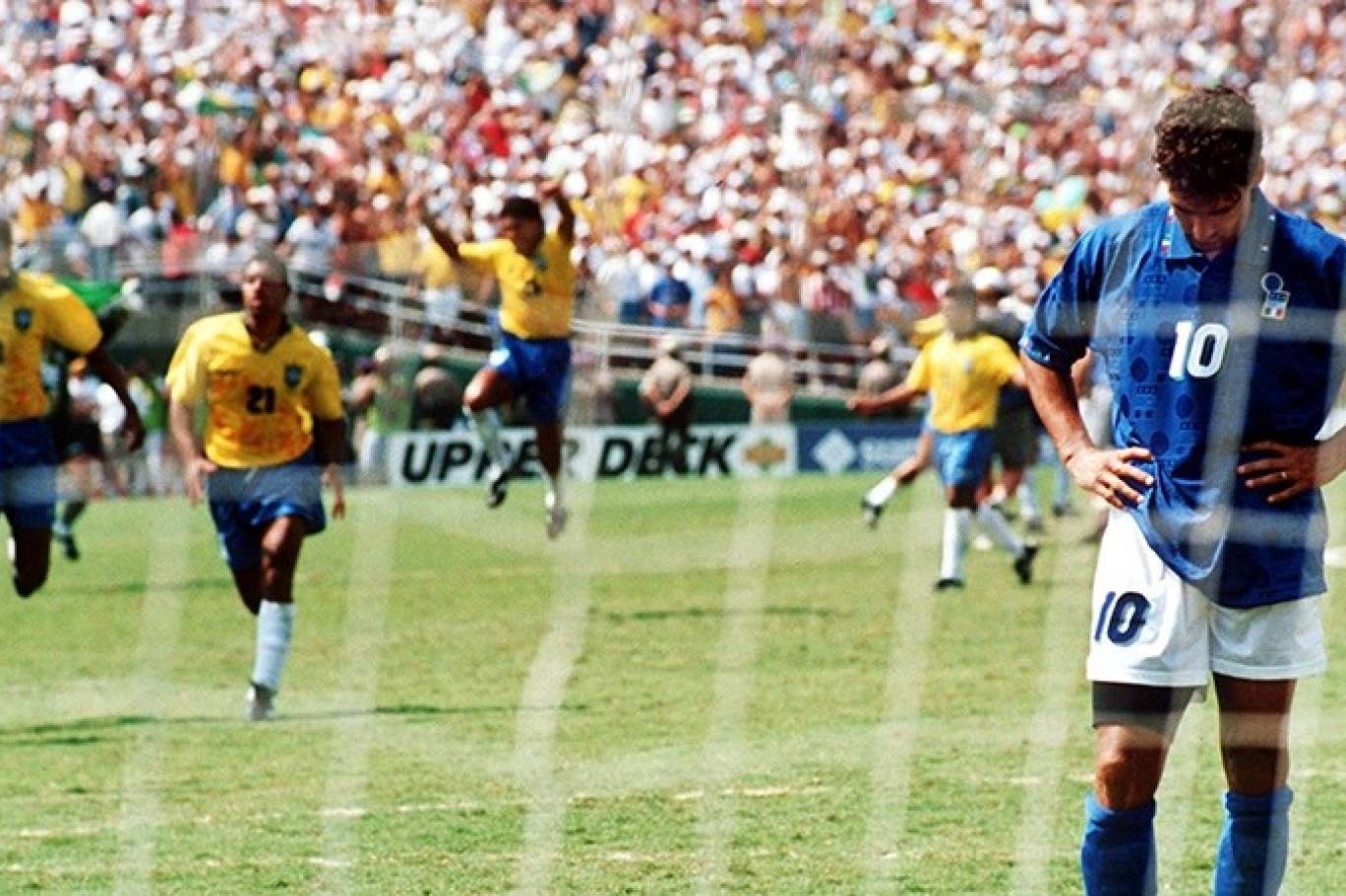 خيبة روبرتو باجيو بعد اضاعته ضربة الجزاء في نهائي 1994 ضد البرازيل (مواقع التواصل).jpeg