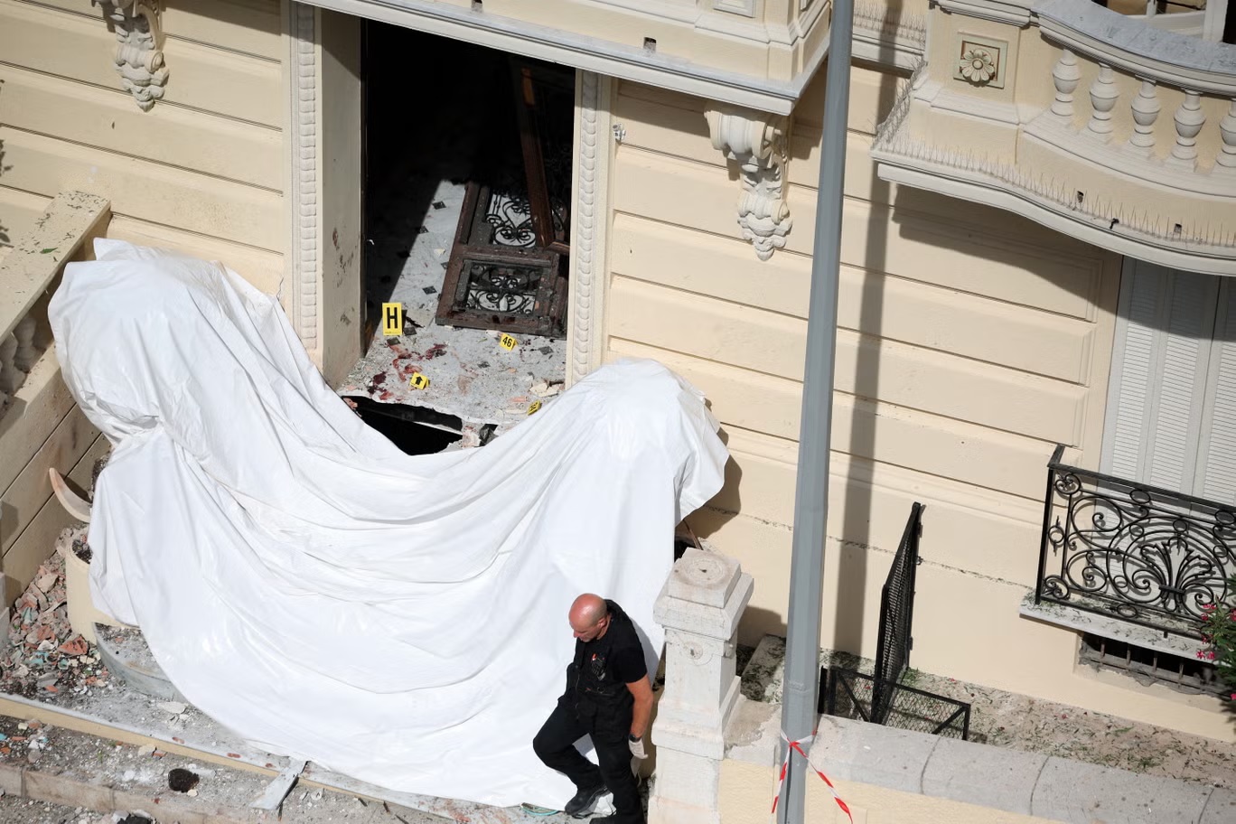 أفراد الأمن في موقع الحادثة عقب هجوم مزعوم بواسطة جهاز متفجر في ردهة مبنى سكني في موناكو (أ ف ب/غيتي) 
