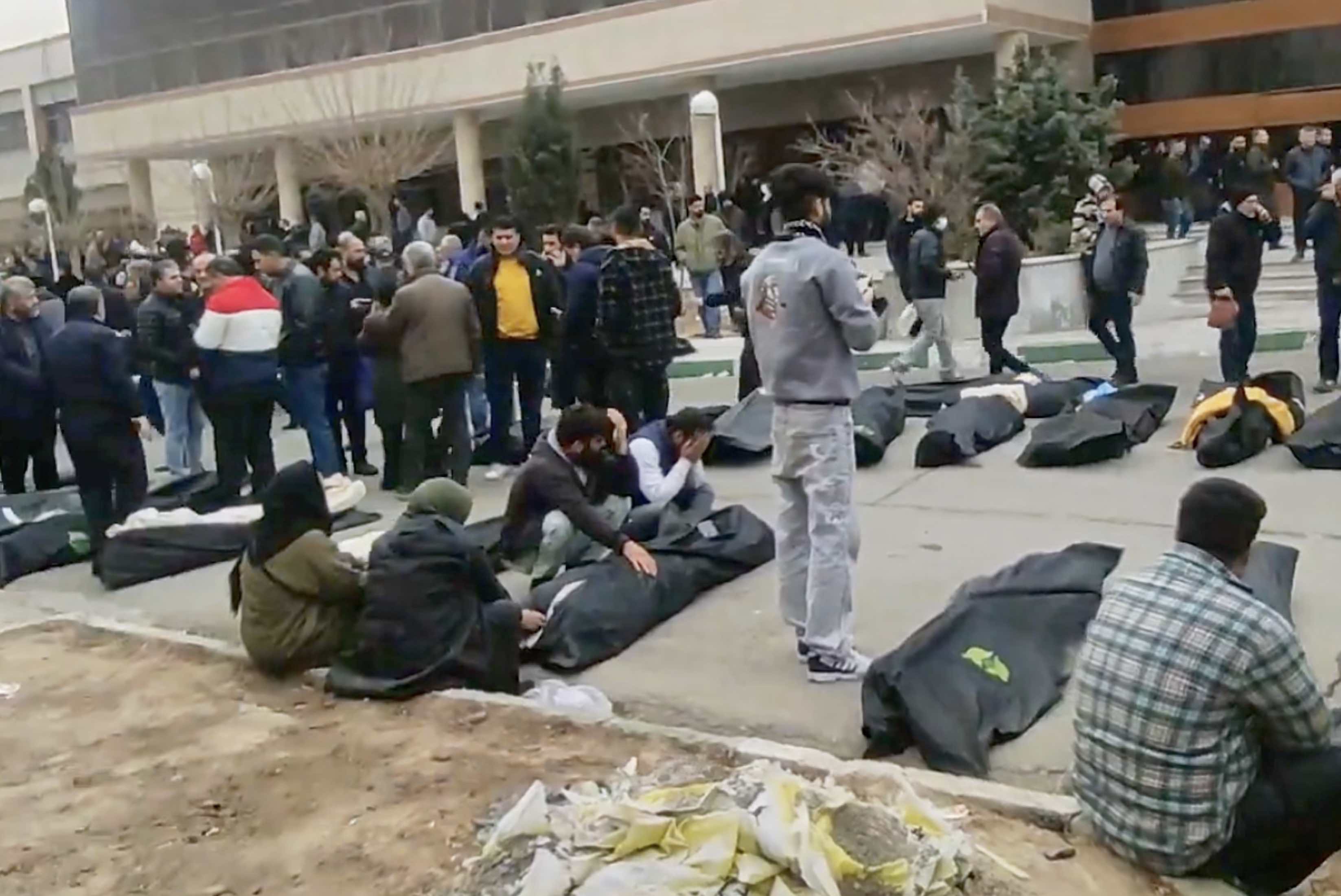 المشهد أمام مشرحة كهريزك (رويترز).jpg