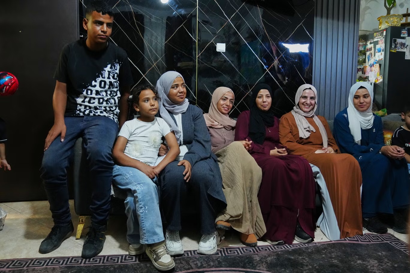 ميس الغرام (الثانية من اليمين) تلتقط صورة تذكارية مع أشقائها الستة الآتين من قطاع غزة، بعدما حصلوا على جوازات سفر إسرائيلية، في منزلها في الناصرة، الأربعاء 8 يوليو 2026 (أ ب)