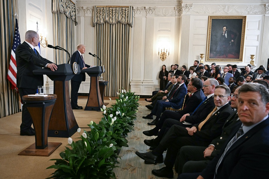 AFP__20250929__77727ZZ__v1__HighRes__DonaldTrumpMeetsIsraeliPmBenjaminNetanyahu.jpg