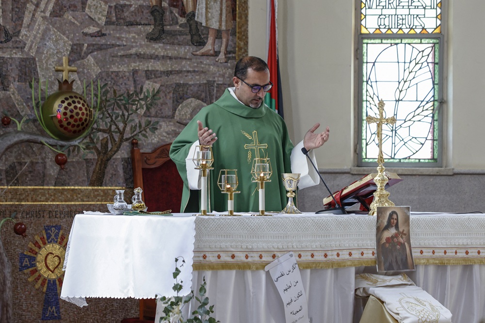 Father Bashar Fawadleh afp.jpg