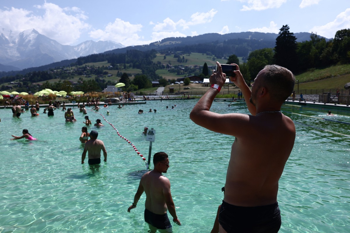 AFP__20260812__C4GA6VW__v2__MidRes__FranceEnvironmentHeatwaveLeisureTourism.jpg