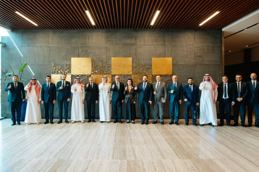 صورة جماعية تجمع وزيرَي الطاقة والمالية السعوديين ومسؤولين سعوديين مع الوفد العراقي في الرياض (وزارة الطاقة)