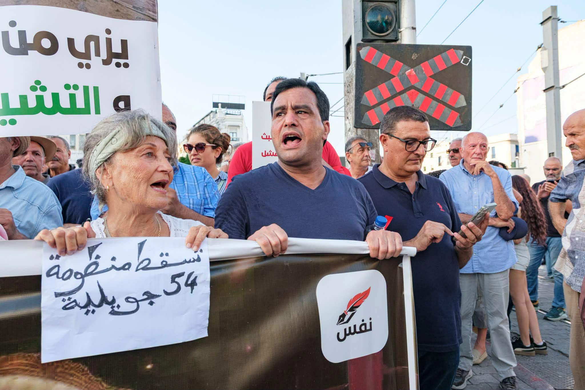 شارع واحد يجمع الخصوم... هل هذه تونس؟