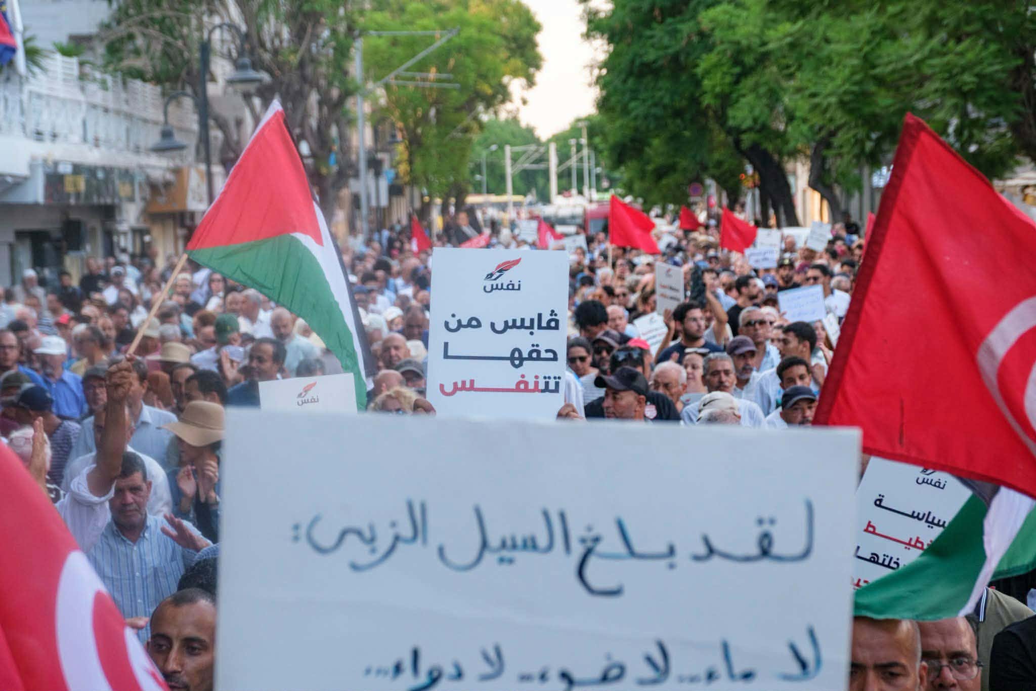 شارع واحد يجمع الخصوم... هل هذه تونس؟