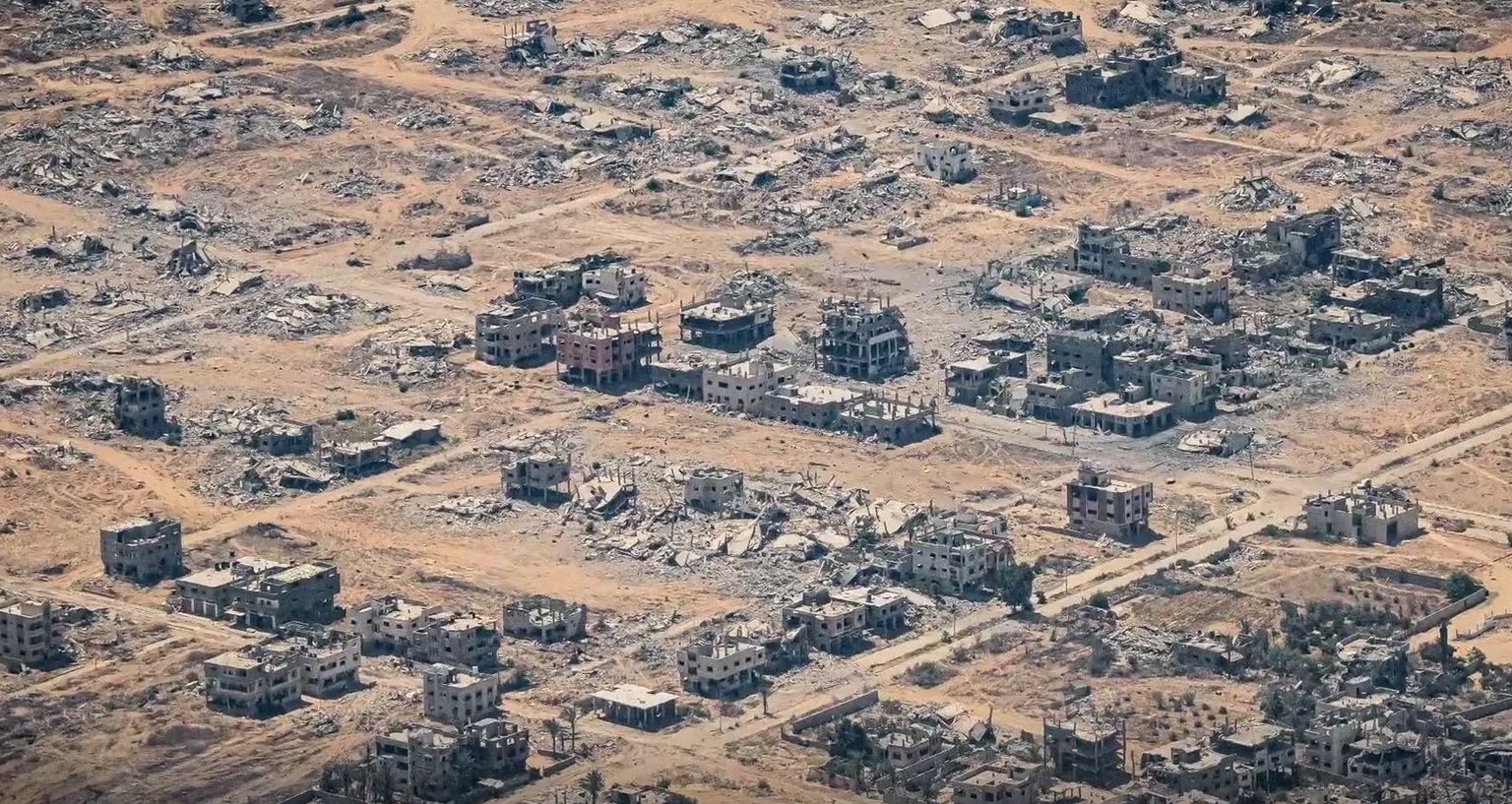 التقطت بيل ترو، من صحيفة "اندبندنت"، صورةً من طائرة عسكرية أردنية تُظهر الدمار الهائل الذي ألحقته إسرائيل بغزة (اندبندنت)