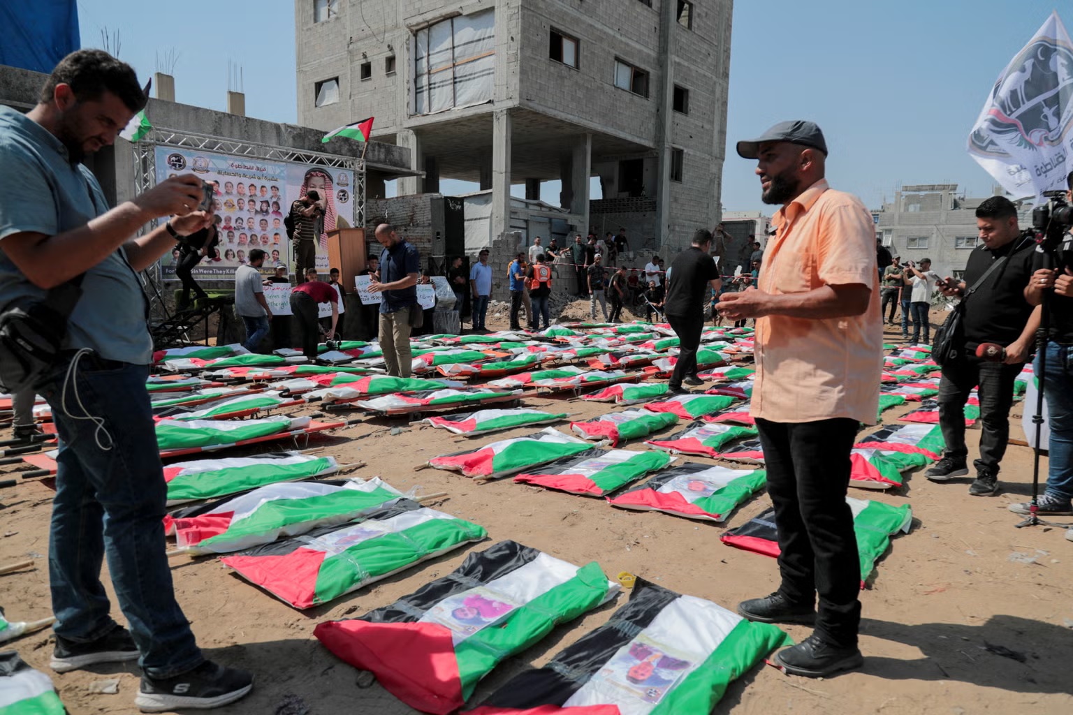 جنازة جماعية في غزة في أغسطس 2026، حيث تم انتشال رفات عدة جثث من تحت الأنقاض (أ ف ب/غيتي)