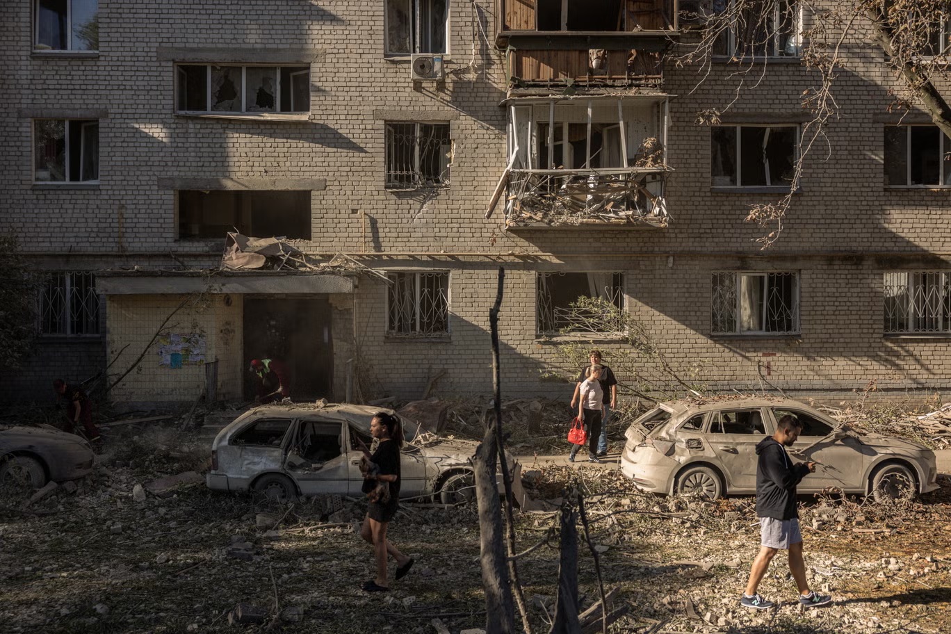 سكان يجولون بين الحطام في فناء عمارة بعد غارة صاروخية روسية في الـ20 من أغسطس 2026 في كييف، أوكرانيا (غيتي)