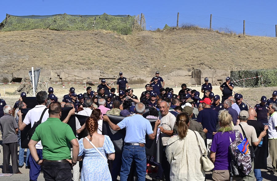 AFP__20250823__72AW8T2__v1__HighRes__ArmeniaRussiaDefenceProtest.jpg
