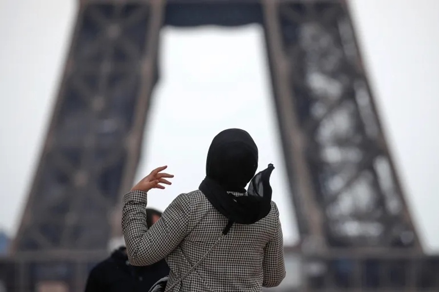 تغريم المحجبات ورقة في قلب السباق الرئاسي الفرنسي