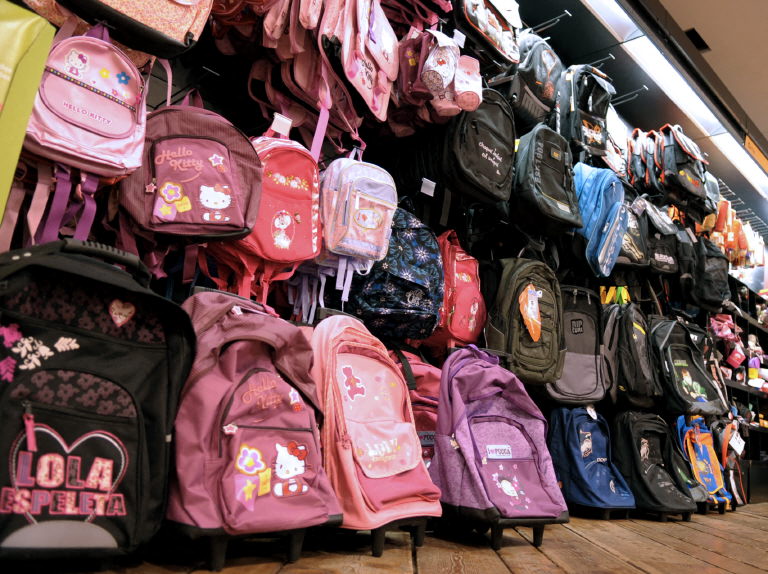 AFP__20100816__Par3397214__v1002__MidRes__FranceShoppingEducationBackToSchool.jpg