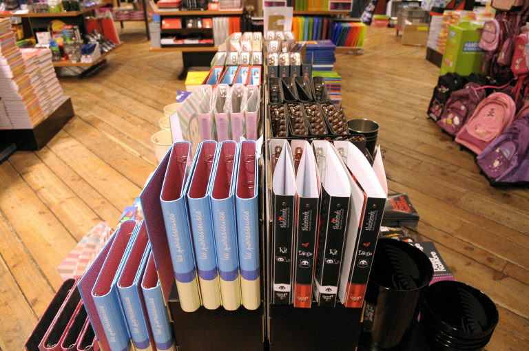 AFP__20100816__Par3397235__v1002__MidRes__FranceShoppingEducationBackToSchool.jpg