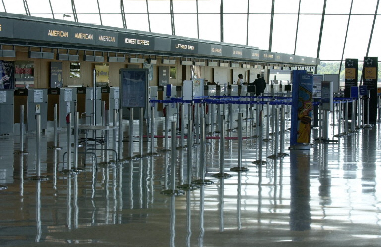 AFP__20010911__APW2001091109742__v3__MidRes__UsAttacksDullesAirport2.jpg