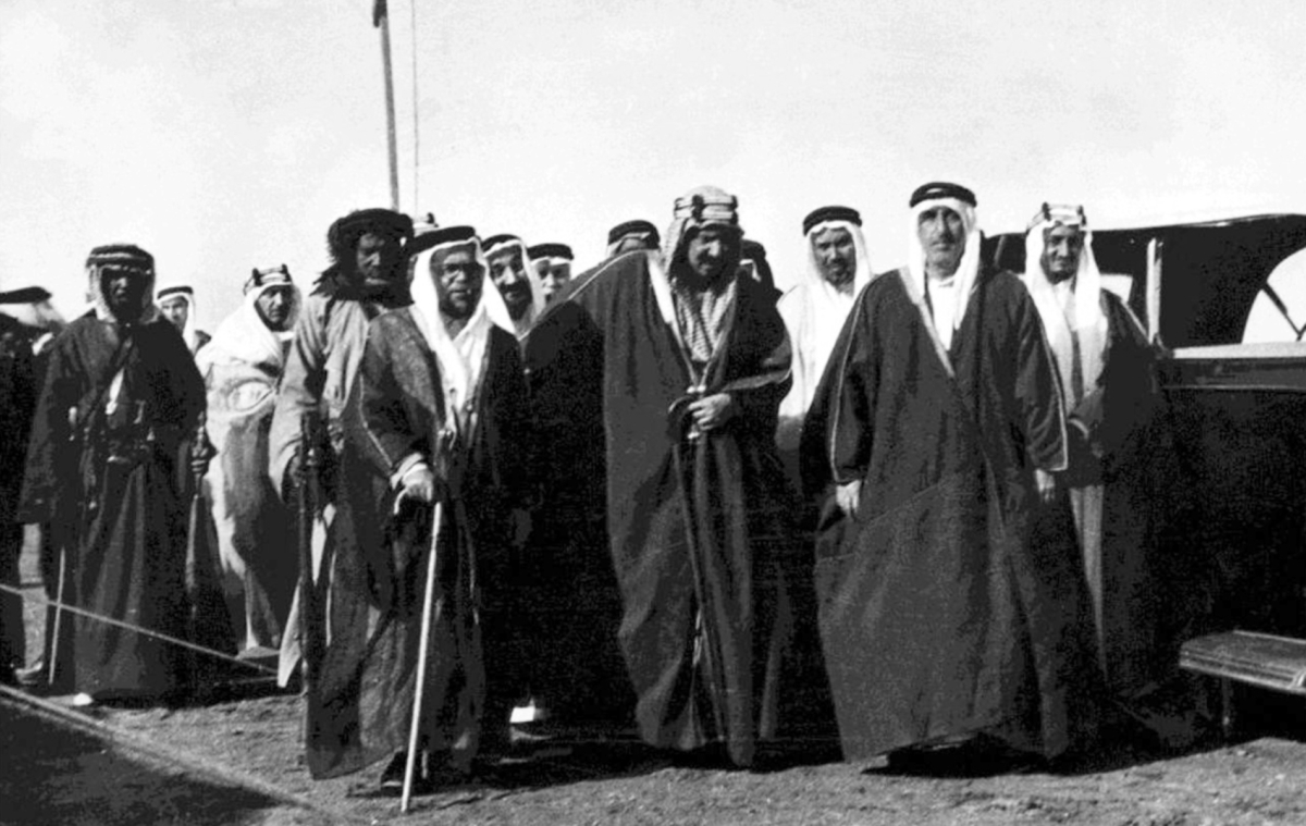 الملكعبد العزيزوالامير فيصل مع شكري القوتلي خلال زيارته السعودية 1927.jpeg