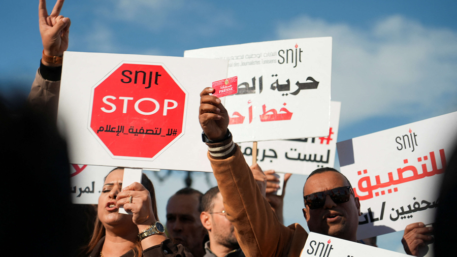 الشح المالي والملاحقات القضائية يستنزفان صحافيي تونس