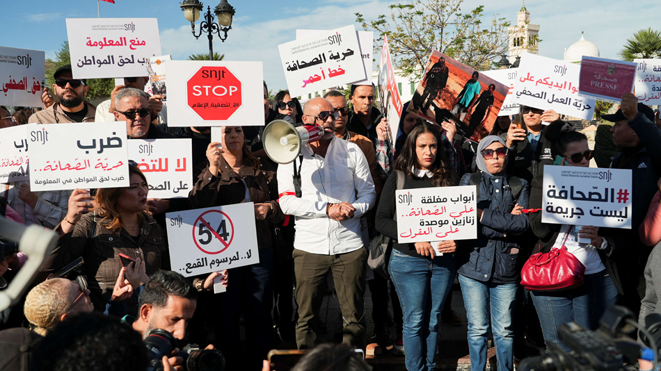 الشح المالي والملاحقات القضائية يستنزفان صحافيي تونس
