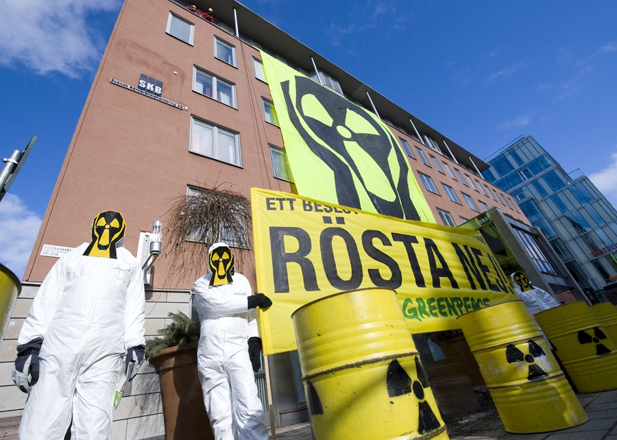 AFP__20110316__Par6141470__v1001__HighRes__SwedenNuclearGreenpeaceProtest.jpg