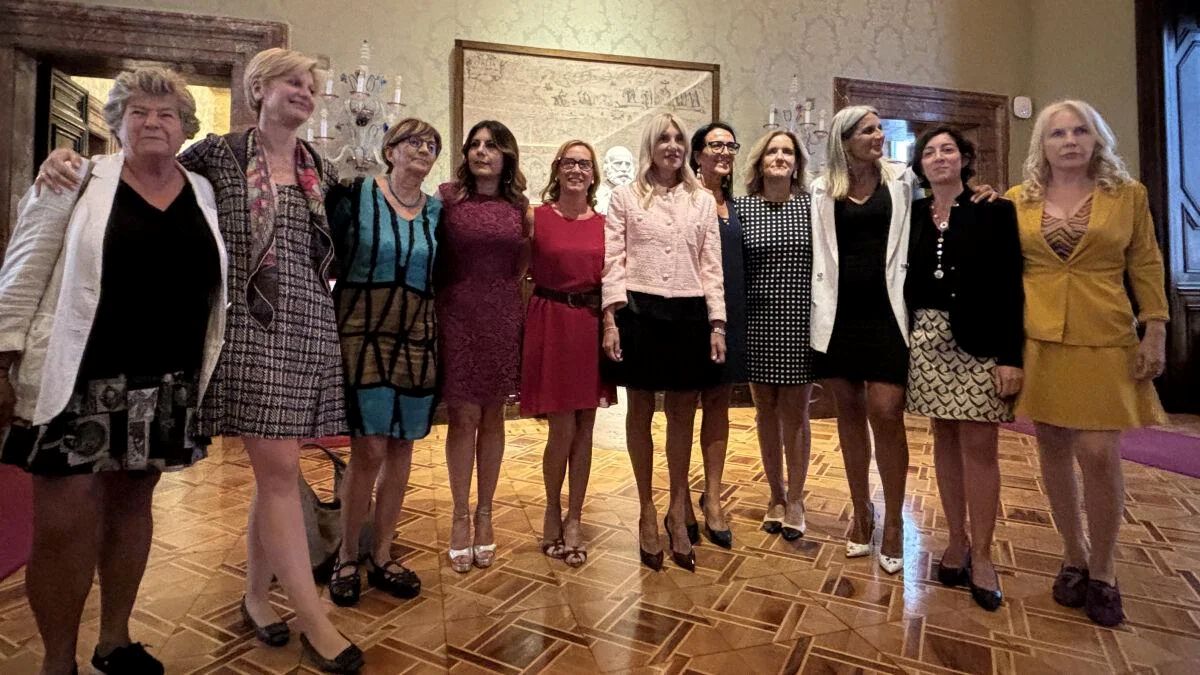 Deputate italiane in minigonna1.jpg