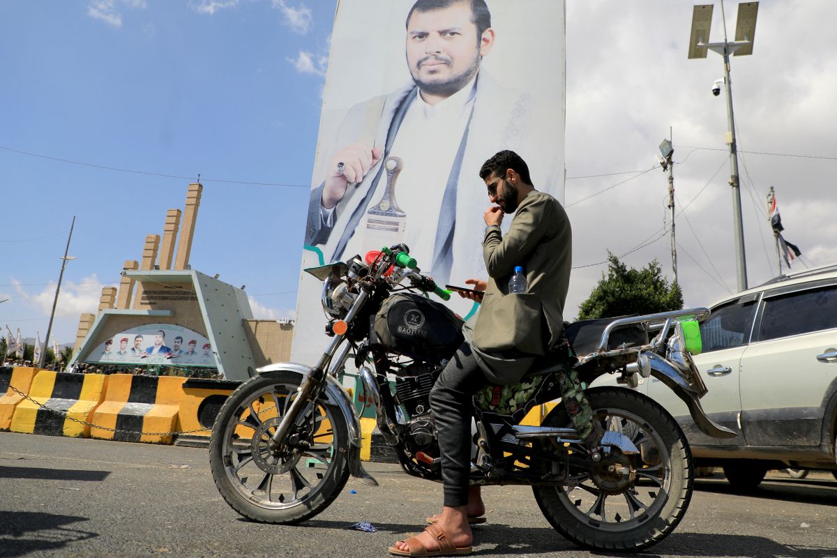AFP__20240118__34FR6AB__v1__HighRes__YemenShippingConflictStrikesDailyLife.jpg