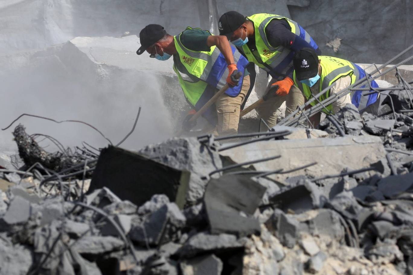 أعربت منظمة أطباء بلا حدود عن صدمتها إزاء تقارير تفيد بشن غارة جوية إسرائيلية داخل مجمع مستشفى الأقصى (أ ف ب).jpg