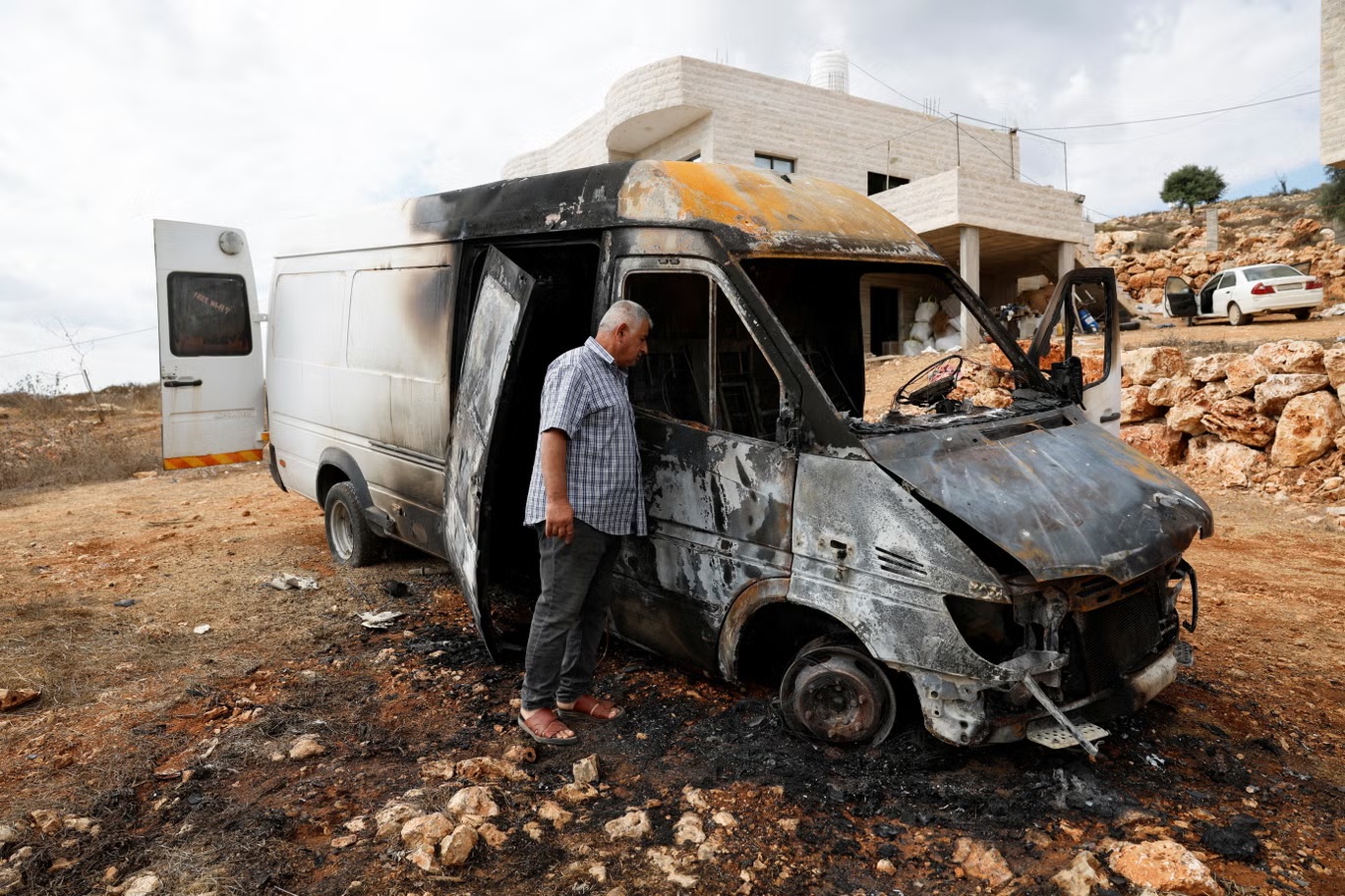 مركبة محترقة يقول فلسطينيون إن مستوطنين إسرائيليين أحرقوها، في بلدة عقربا في الضفة الغربية التي تحتلها إسرائيل، 6 أكتوبر 2026 (رويترز)