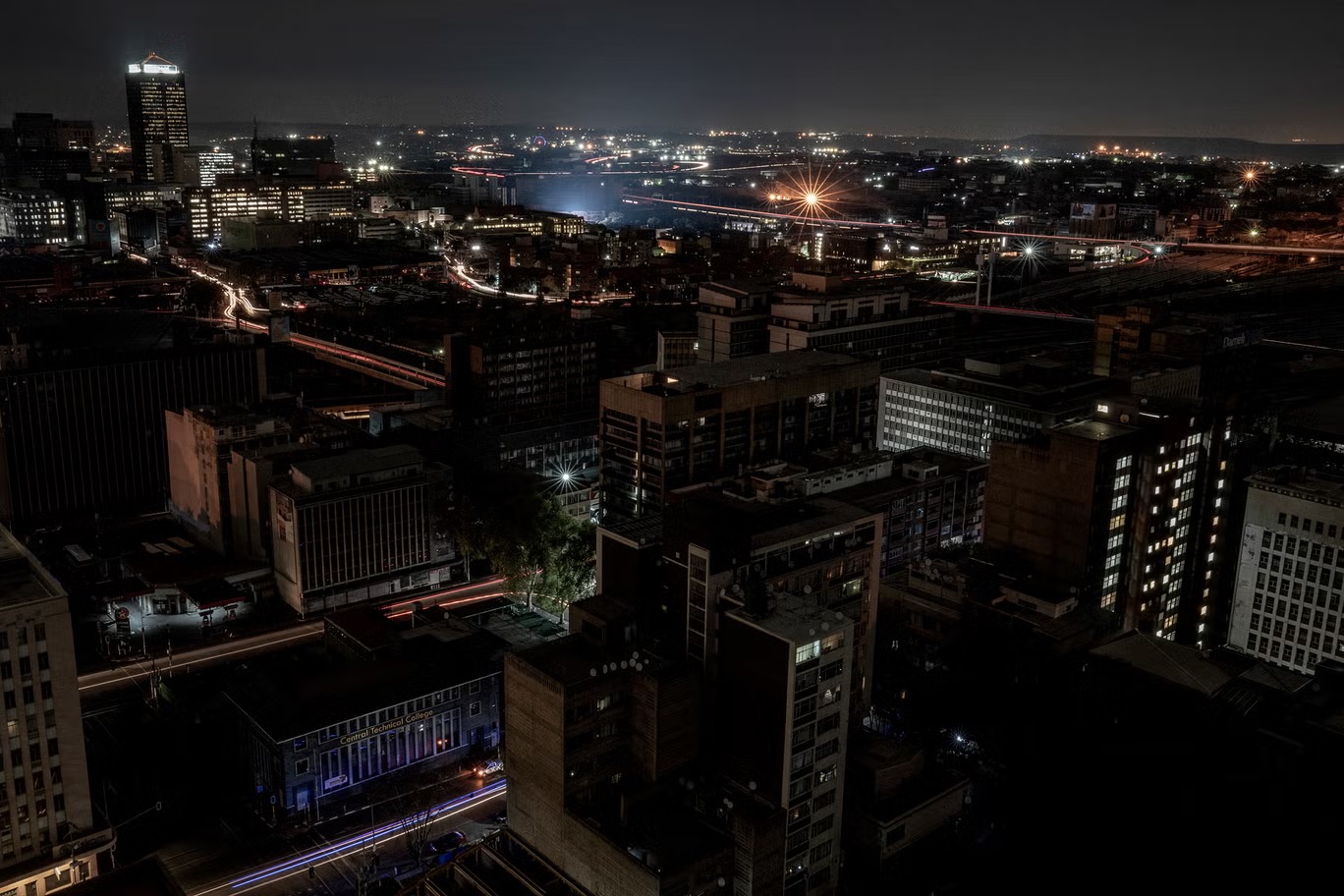 مبانٍ في جوهانسبرغ تغرق في الظلام خلال انقطاع مجدول للكهرباء في جنوب أفريقيا عام 2023 (أ ف ب/غيتي)