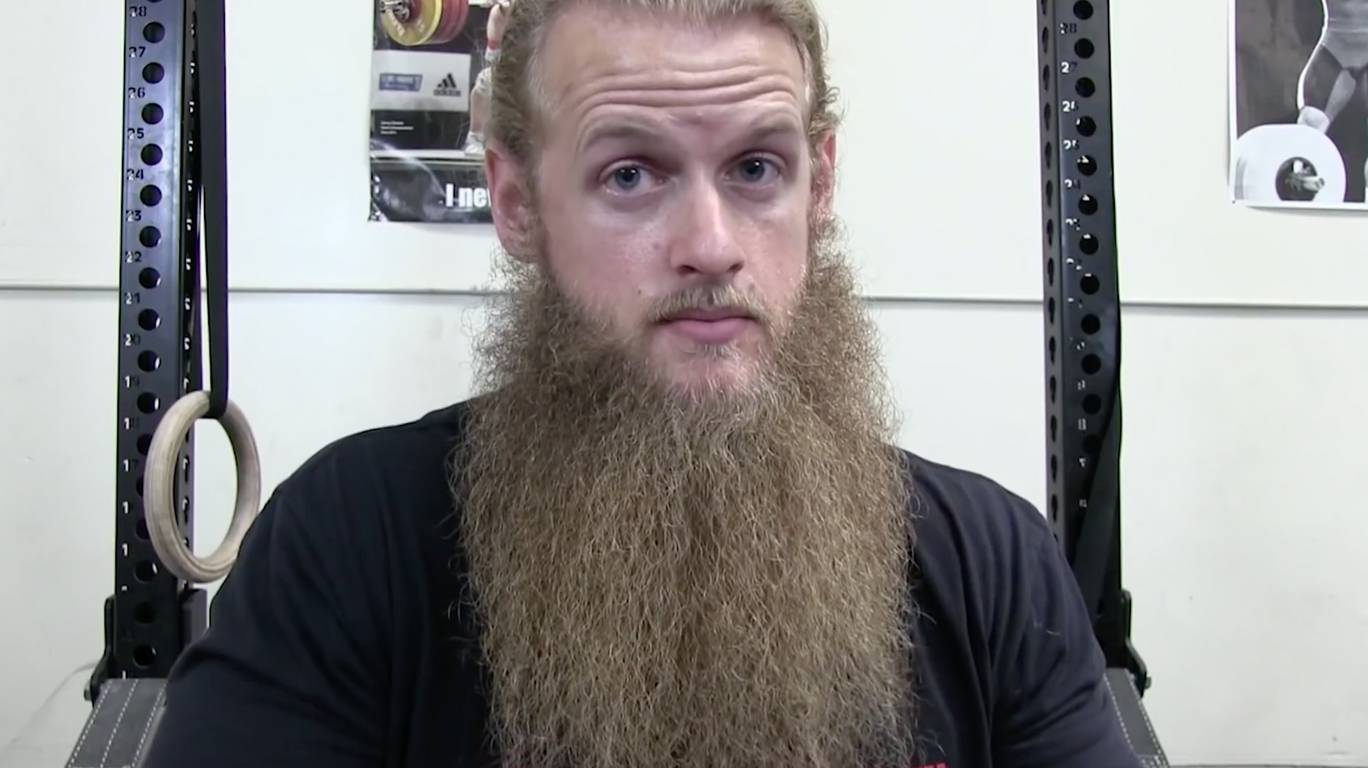 يوضح آدم ثرال أسباب وراء اعتبار المدرب الشخصي مضيعة للمال (يوتيوب)